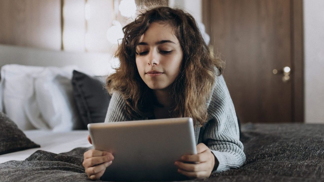 adolescente-tablet-1280x720